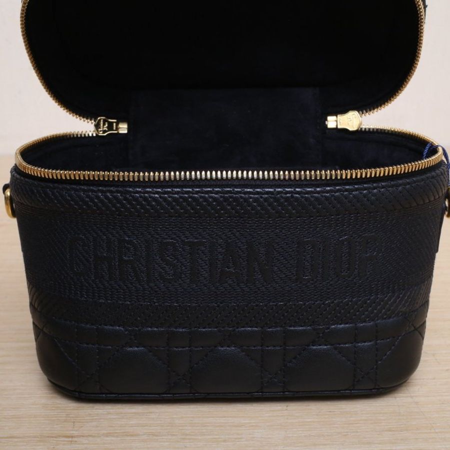 DIOR DiortravelVanity化妝包小號18.5黑色羊皮金扣2021藤格紋肩背包-3