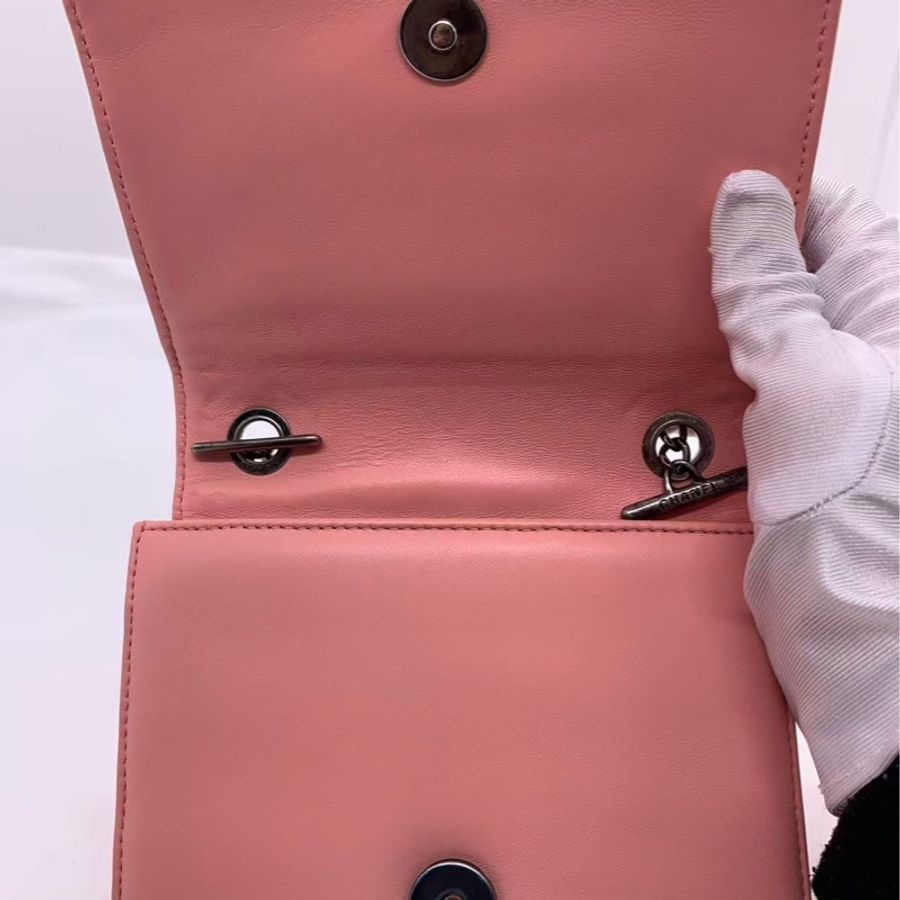 Chanel/香奈兒 粉色18開,做舊銀扣,鏈條肩帶,菱格紋,容量日常夠用-6
