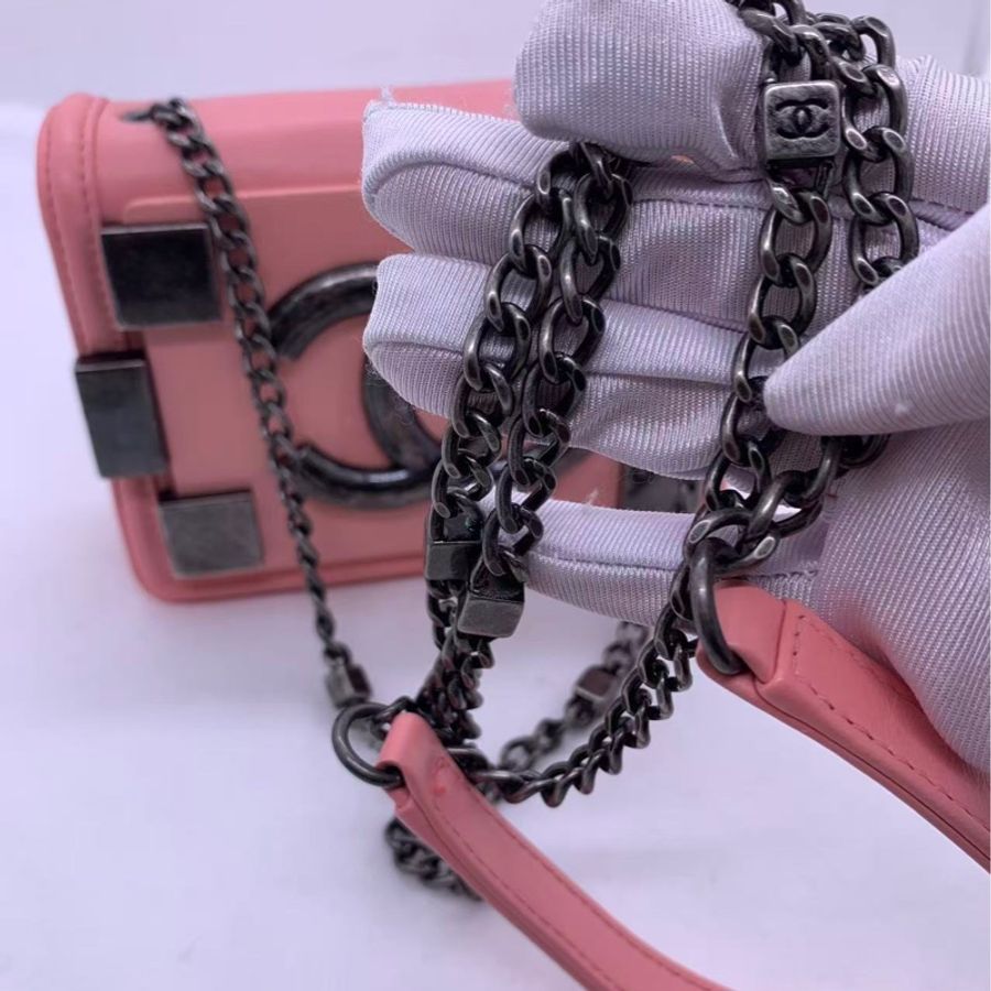 Chanel/香奈兒 粉色18開,做舊銀扣,鏈條肩帶,菱格紋,容量日常夠用-8