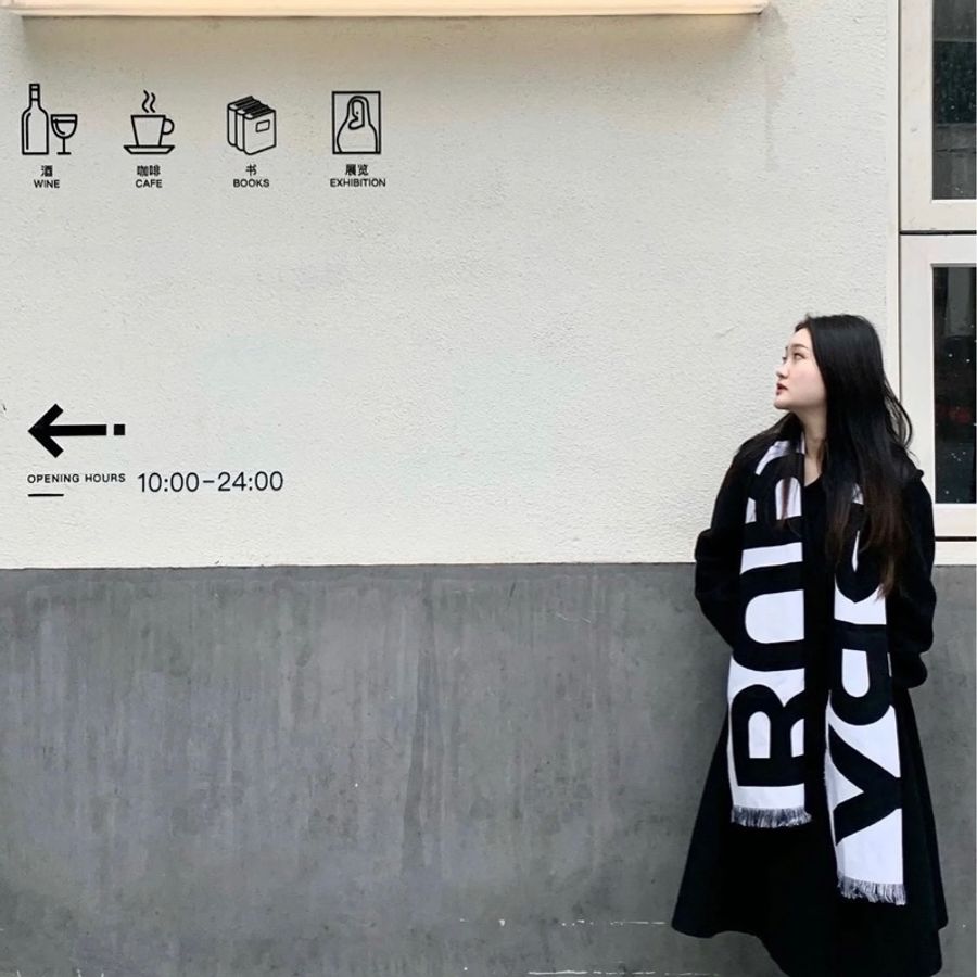 Burberry 字母雙色羊毛圍巾(黑白)-2