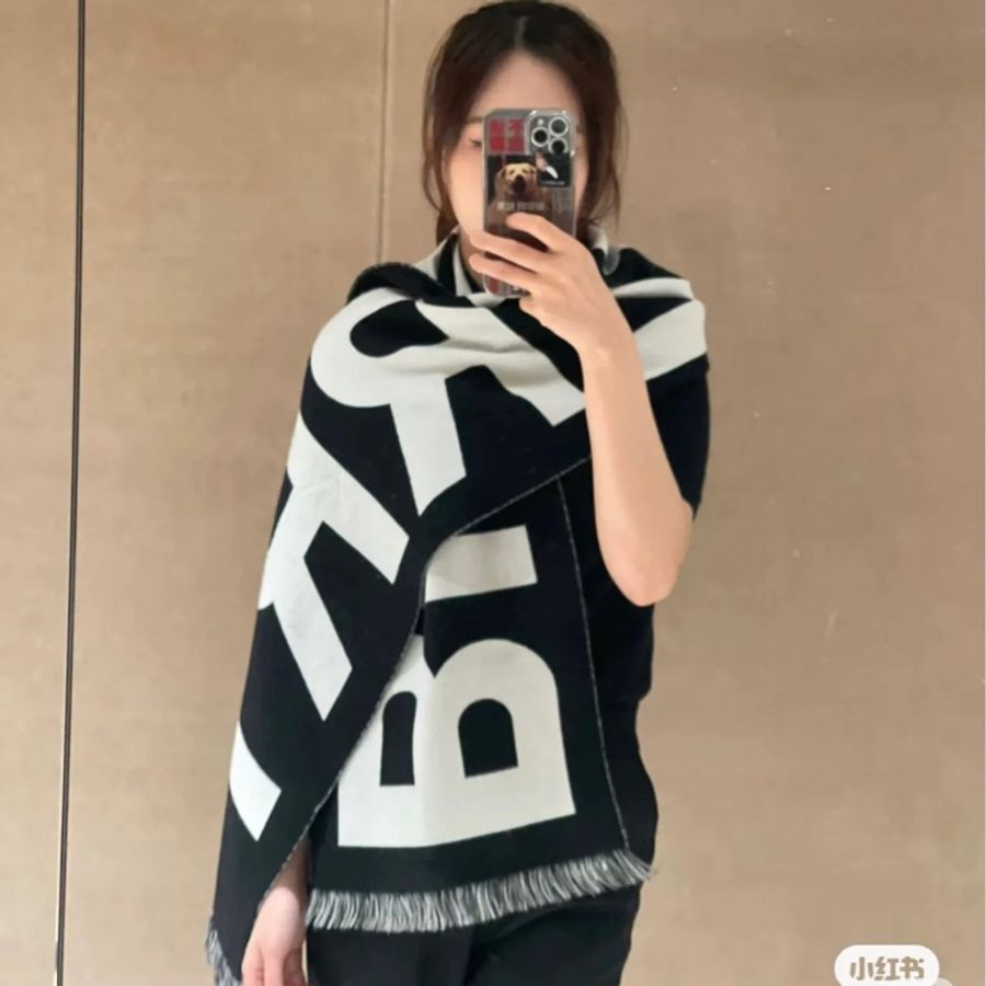 Burberry 字母雙色羊毛圍巾(黑白)-3