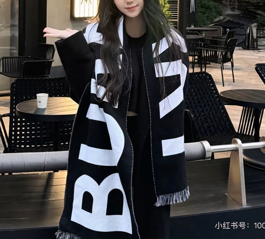 Burberry 字母雙色羊毛圍巾(黑白)-6