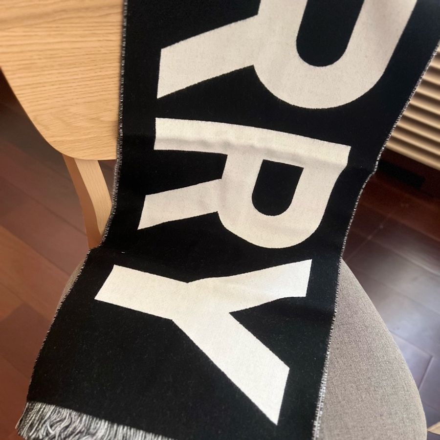Burberry 字母雙色羊毛圍巾(黑白)-10