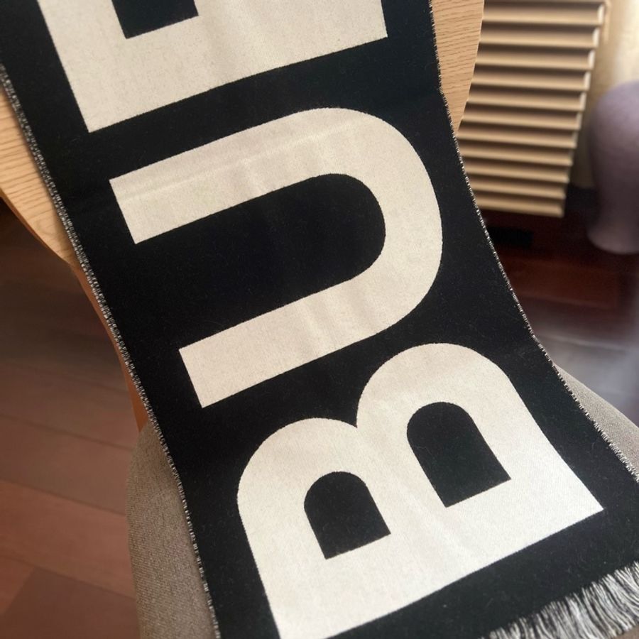 Burberry 字母雙色羊毛圍巾(黑白)-11
