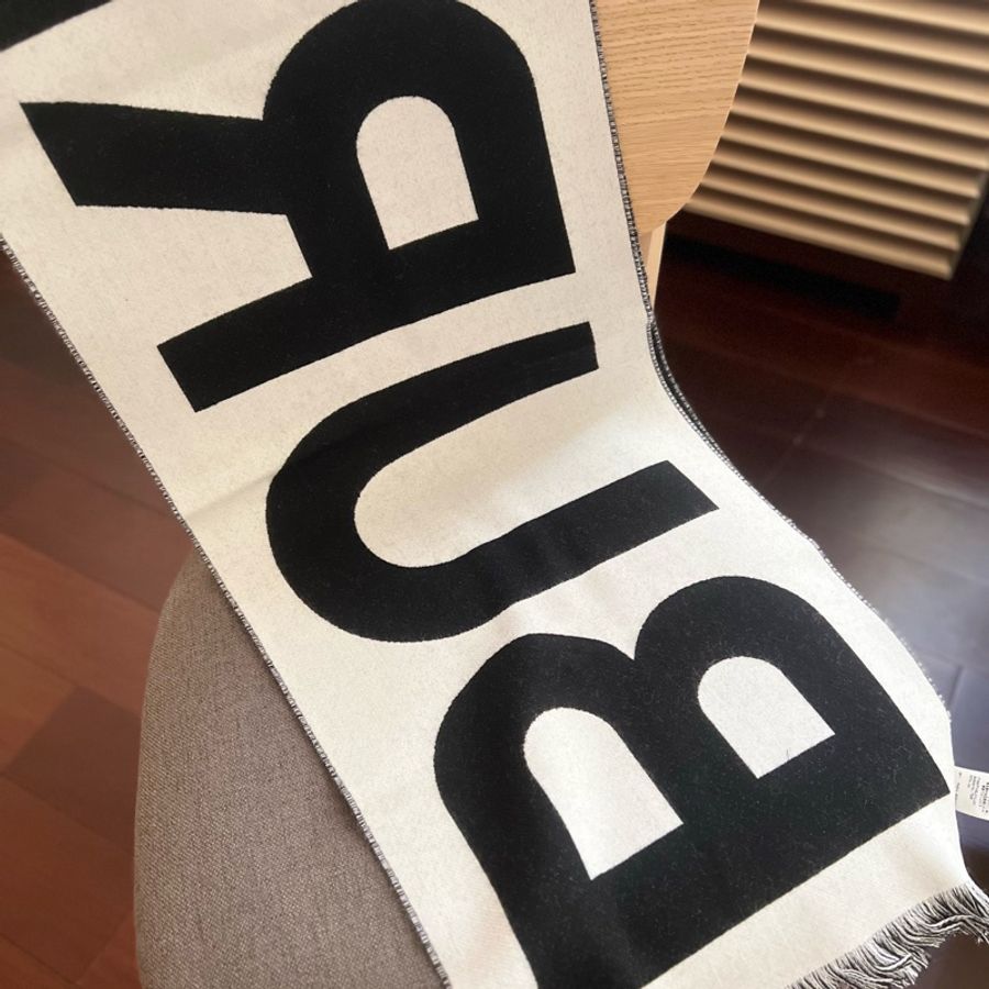 Burberry 字母雙色羊毛圍巾(黑白)-13