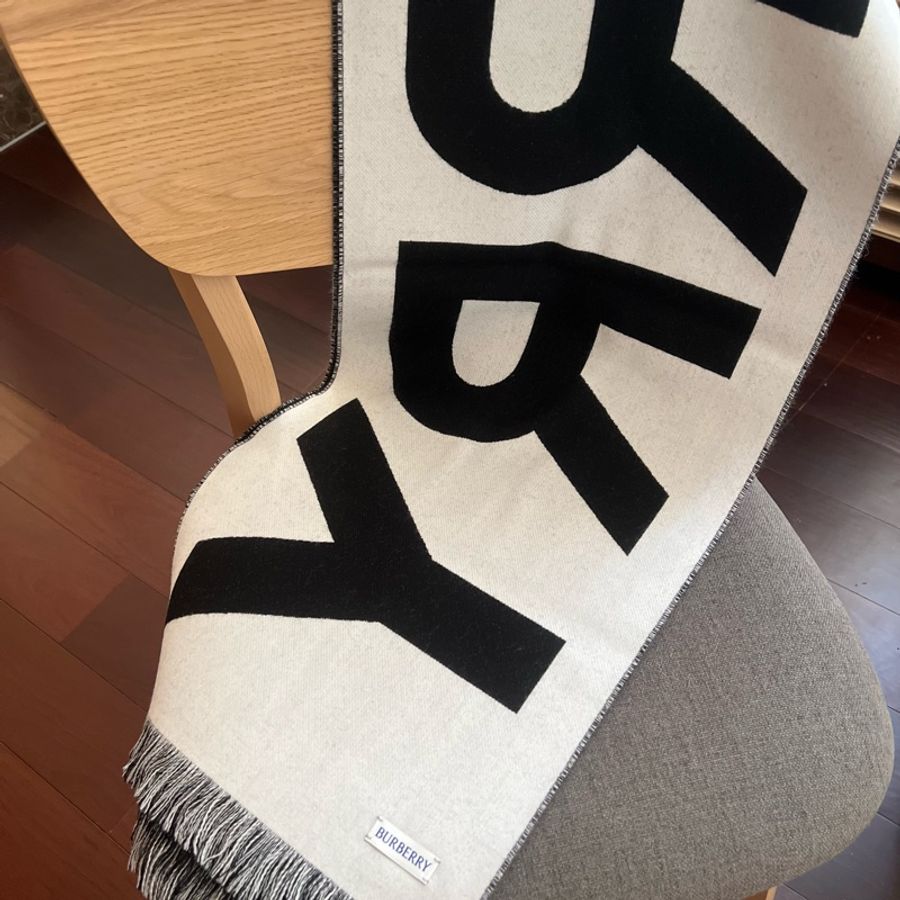 Burberry 字母雙色羊毛圍巾(黑白)-14