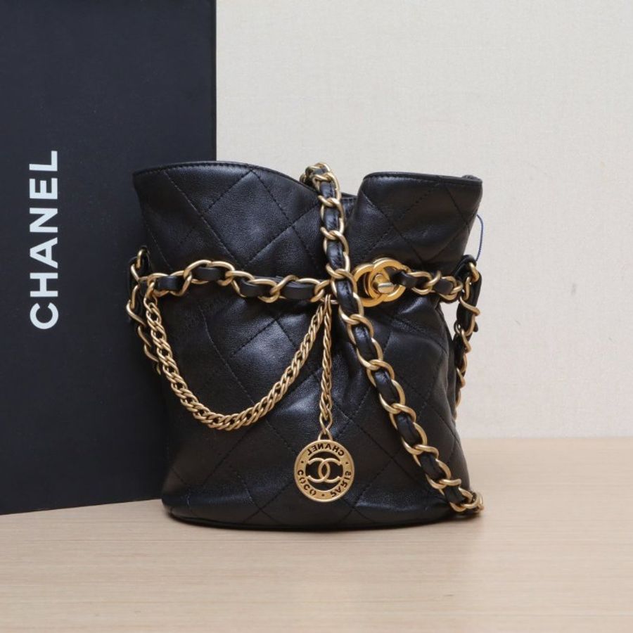 CHANEL 香奈兒季節款23S抽繩福袋水桶包黑色羊皮晶片開金扣菱格紋金幣皮穿鏈肩背包-0