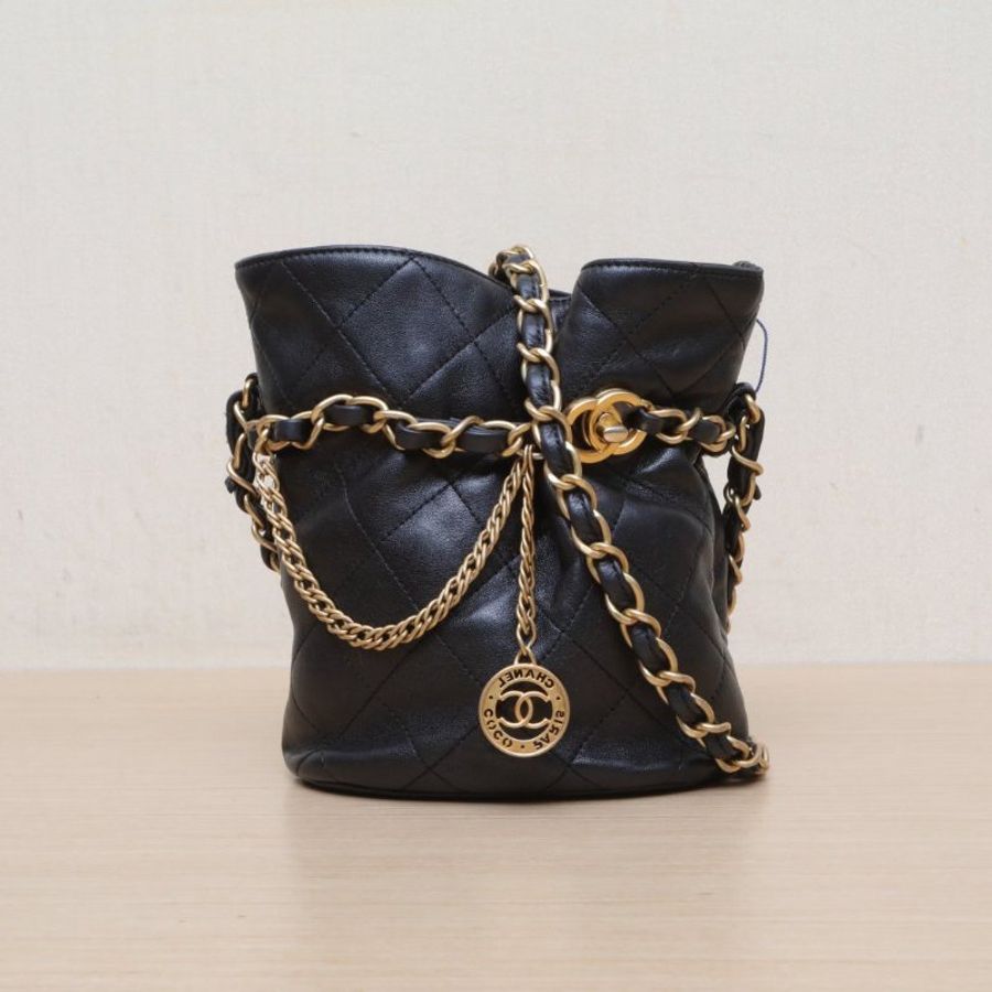 CHANEL 香奈兒季節款23S抽繩福袋水桶包黑色羊皮晶片開金扣菱格紋金幣皮穿鏈肩背包-1