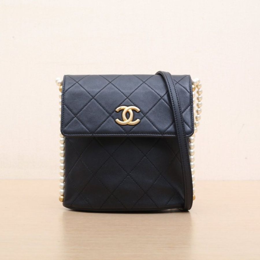 CHANEL 21CHOBO小流浪珍珠鏈條黑色牛皮31開金扣肩背包-1