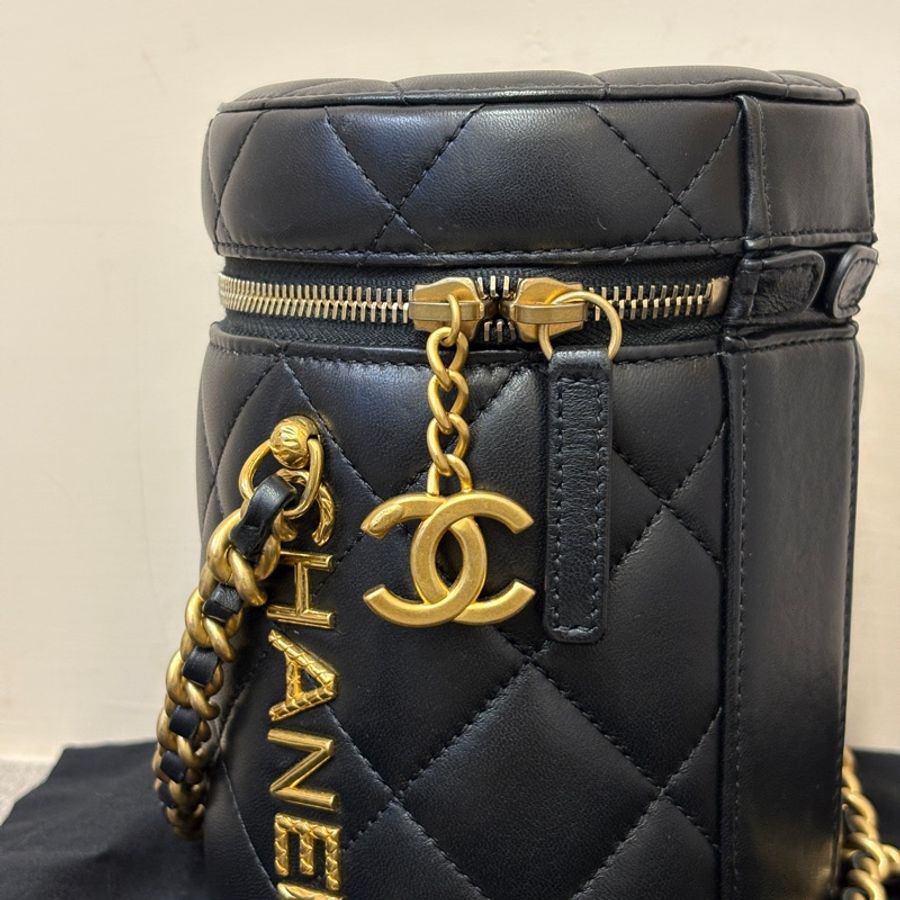 Chanel 黑羊皮菱格圓筒金釦斜背包-6