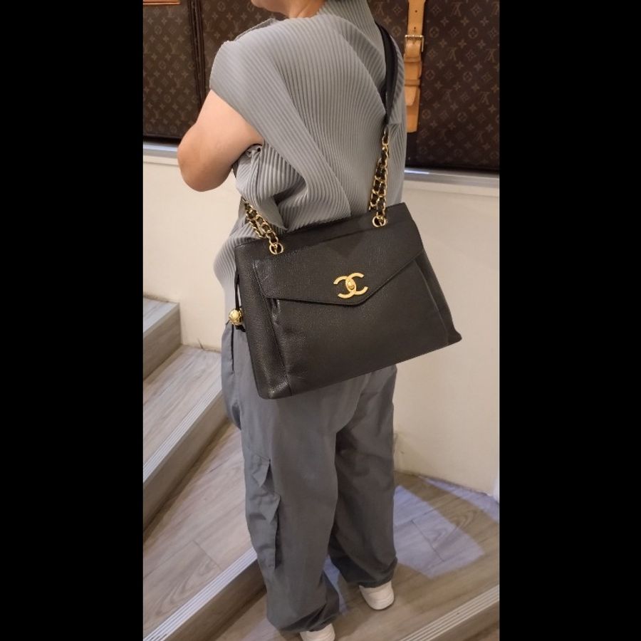 Chanel 金鍊黑荔枝皮金球復古肩側包-4