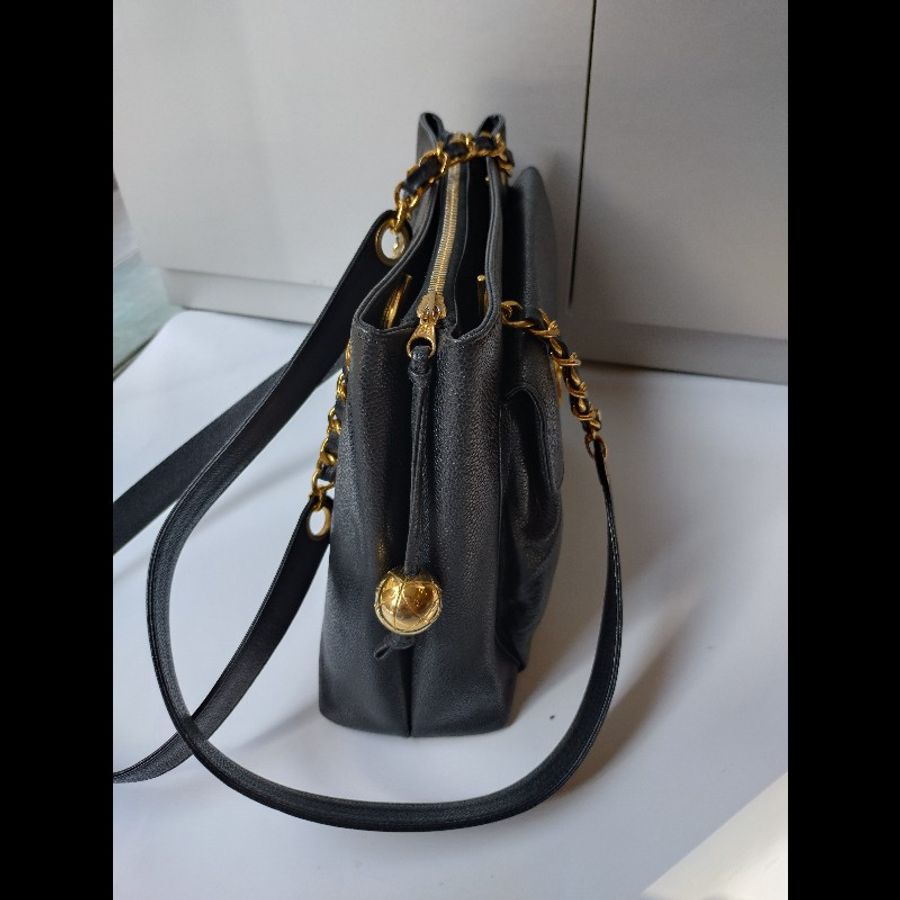 Chanel 金鍊黑荔枝皮金球復古肩側包-10