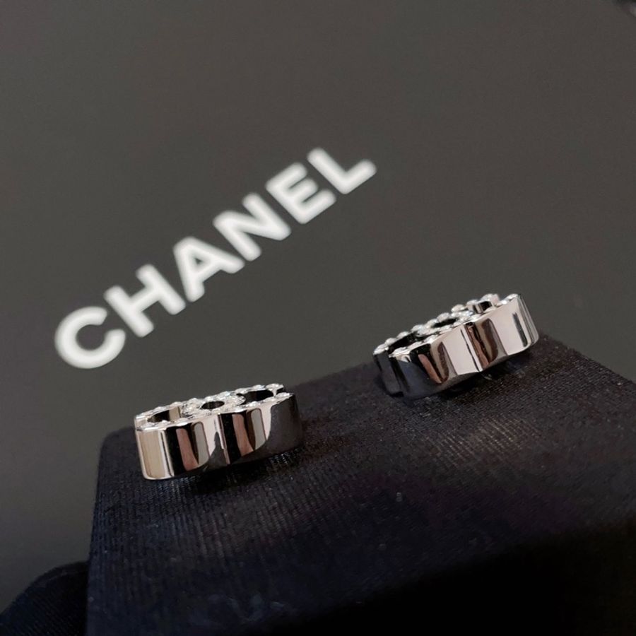 Chanel 經典銀色厚款水鑽耳環-2