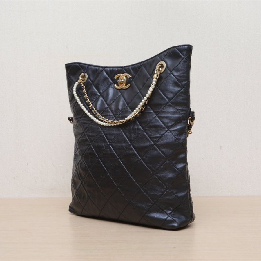 CHANEL 20秋冬鏈條珍珠手提托特包黑色牛皮30開金扣肩背包-4