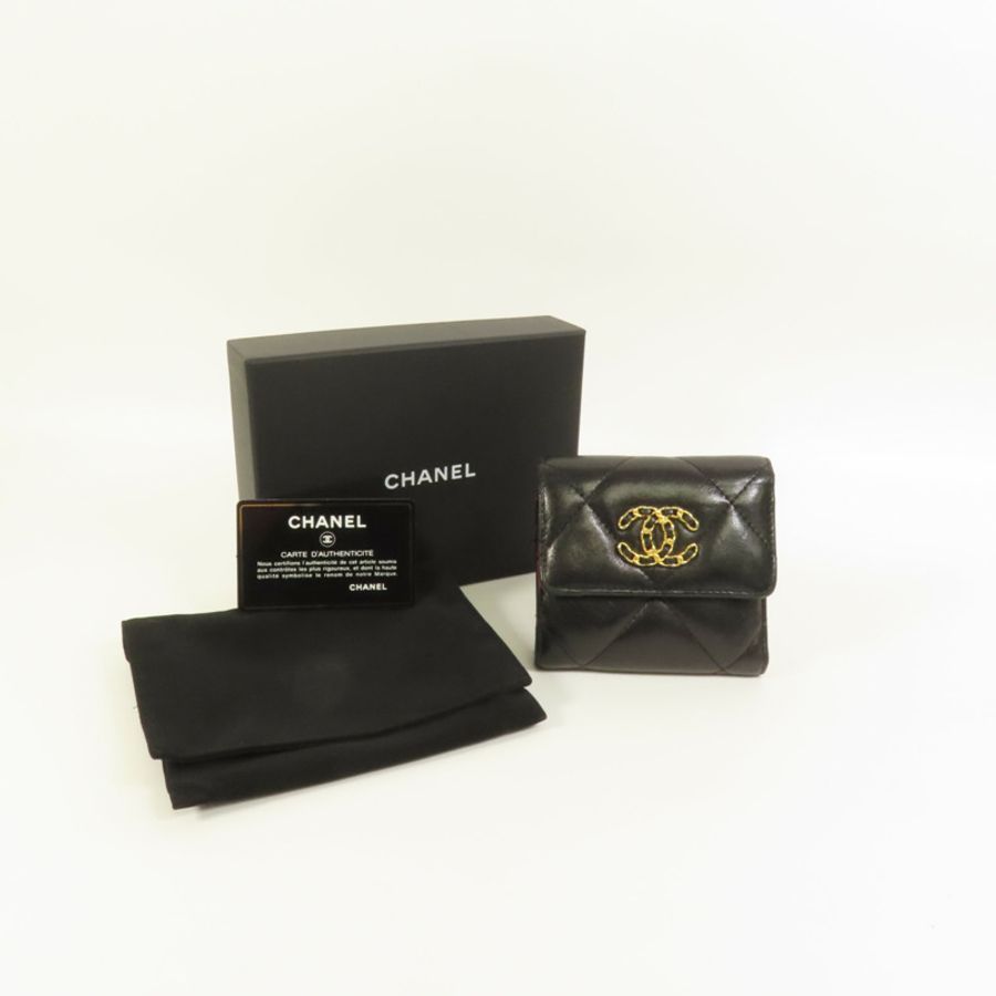 CHANEL 羊皮皮革C19 Wallet金扣錢包-10