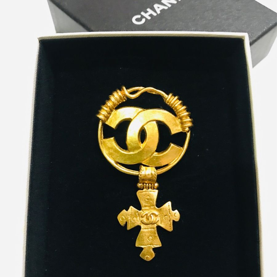 【 CHANEL】 老香古董 雙C LOGO别針 十字架浮雕雙C胸針 低調奢華收藏品(全新未使用過)-7