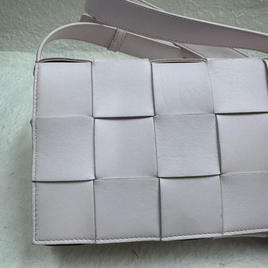 Bottega Veneta Cassette 15格馬卡龍粉色編織方塊斜挎包-8