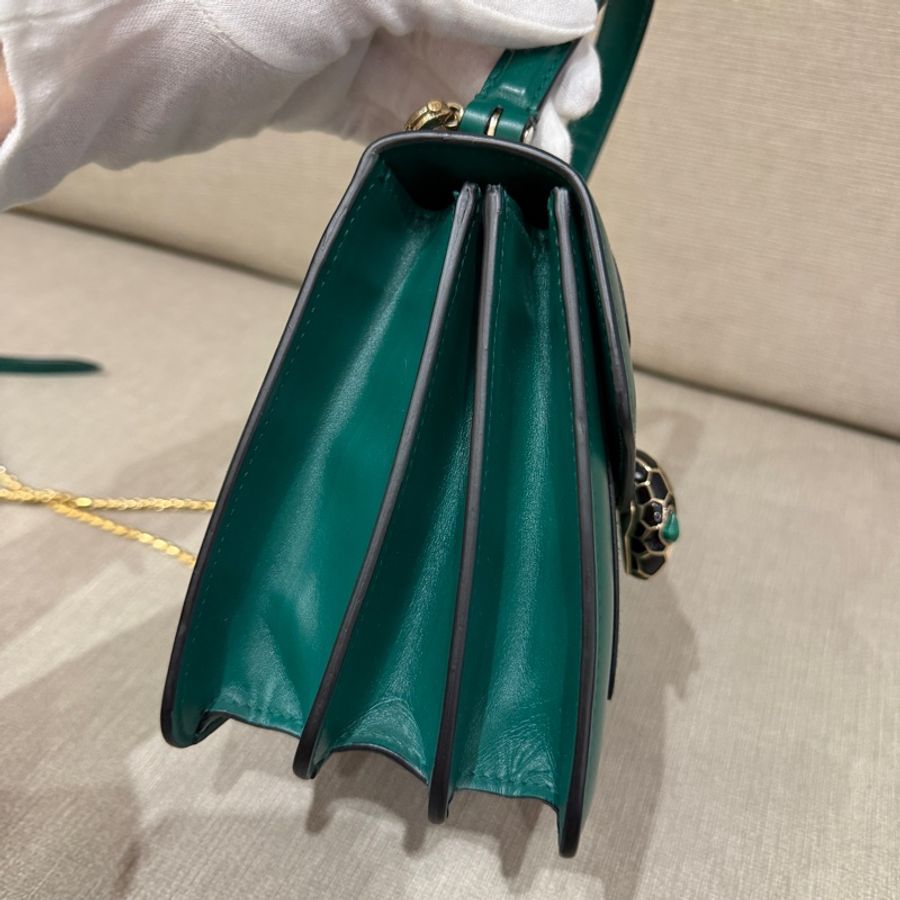 寶格麗Bvlgari Serpenti Forever祖母綠蛇頭鏈條手提風琴包-7