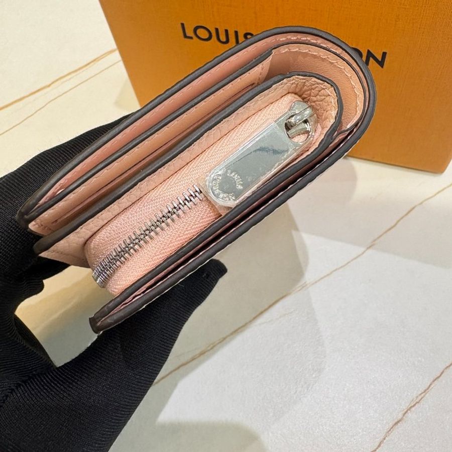 *SHIHNA名牌精品* LV M82758 Cléa Mahina鏤空雕花錢包 (茉莉粉)-5