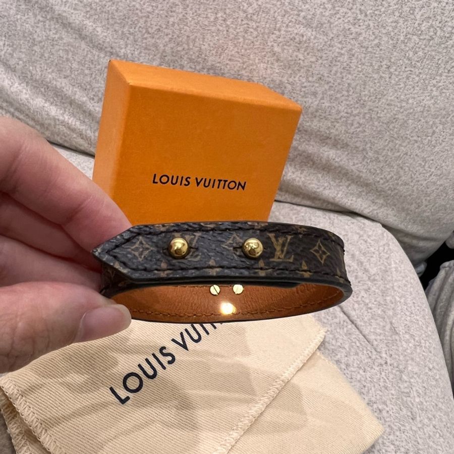 Louis Vuitton V 字花紋圖案手環-15