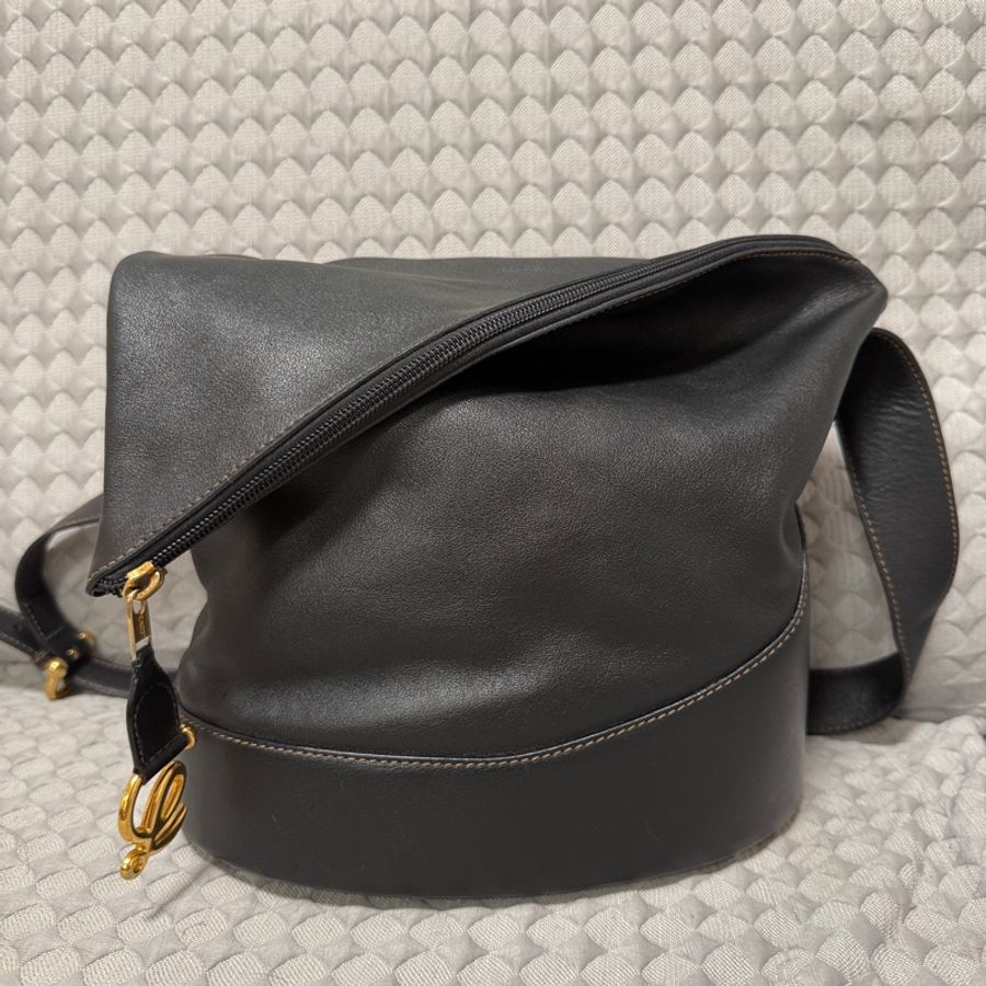 日本中古品LOEWE黑金 全皮雲朵水桶肩背斜挎包-6