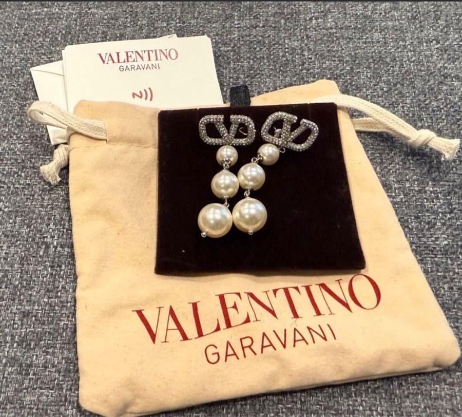 valentino 精品 珍珠 銀耳環 適合晚宴、婚禮,頒獎典禮(只有試戴)原價近3萬 可小議價-1