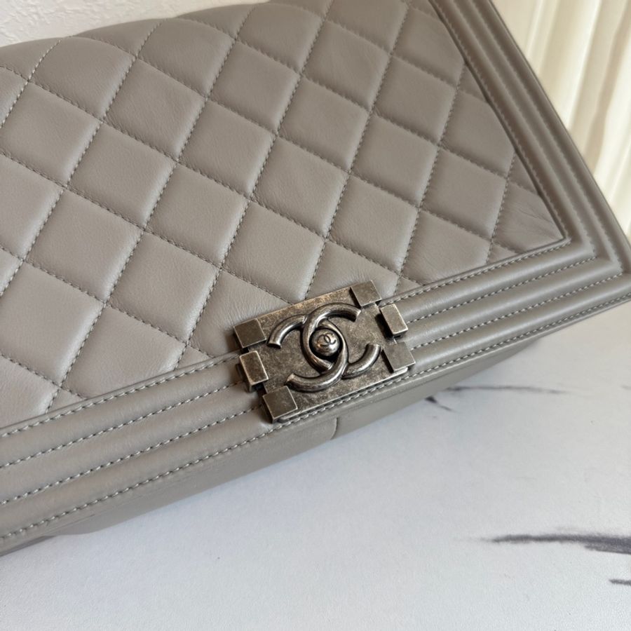 Chanel boy28 灰色羊皮 質感色-3