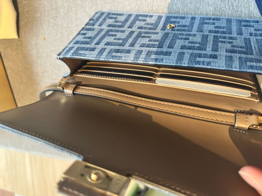 Fendi baguette 刺繡單寧WOC鏈條肩背兩用WOC-11
