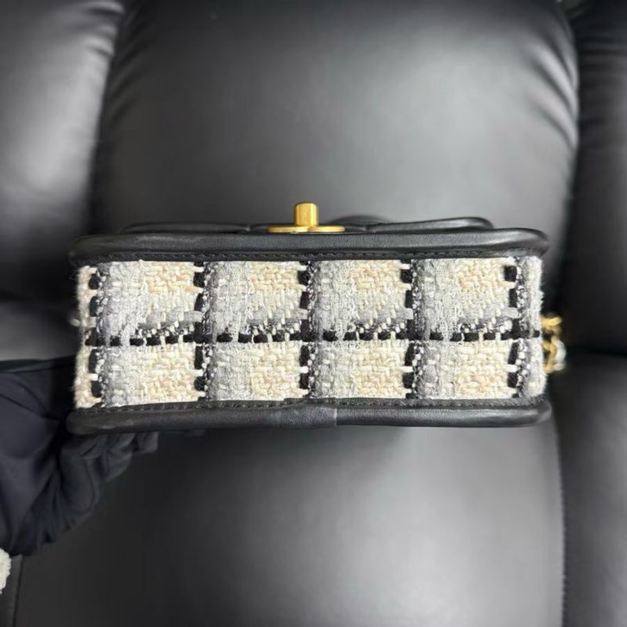 ✨Chanel 黑白金扣小郵差 男女背都超好看的一個小包-7