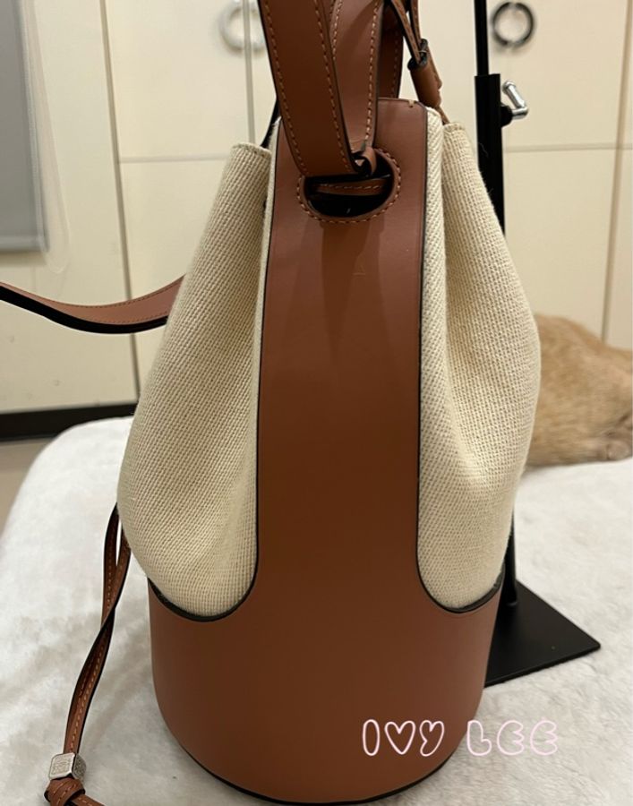 LOEWE 羅威 BALLOON 烙印LOGO帆布拼接小牛皮抽繩束口 斜背包 手提包 水桶包 咖啡 米色 正品 二手精品-3