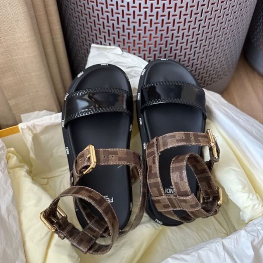 二手私物 Fendi 厚底涼鞋37碼-1