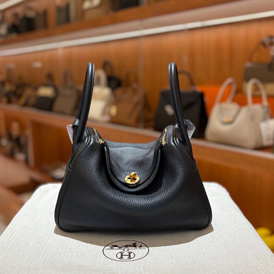 已售出【現貨|快速出貨】Hermès 愛馬仕 Lindy 26|黑色金釦|U刻 2022 年|Taurillon Clemence 小牛皮-0