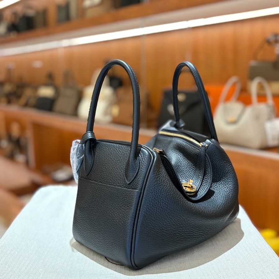 已售出【現貨|快速出貨】Hermès 愛馬仕 Lindy 26|黑色金釦|U刻 2022 年|Taurillon Clemence 小牛皮-2