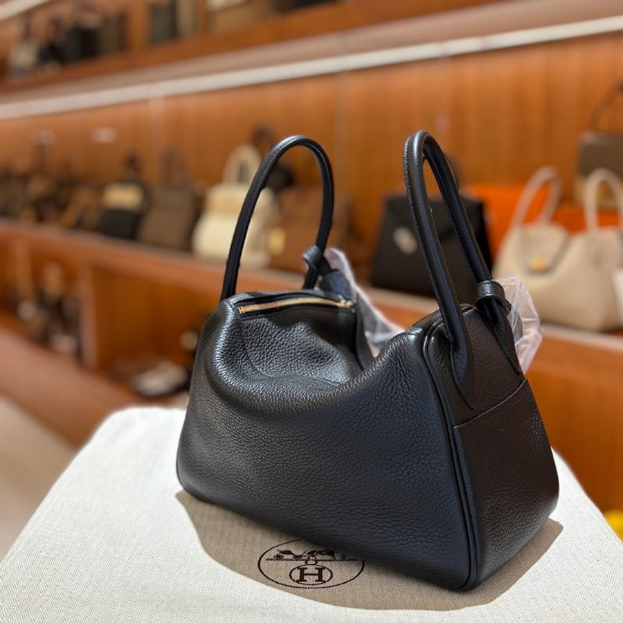 已售出【現貨|快速出貨】Hermès 愛馬仕 Lindy 26|黑色金釦|U刻 2022 年|Taurillon Clemence 小牛皮-4