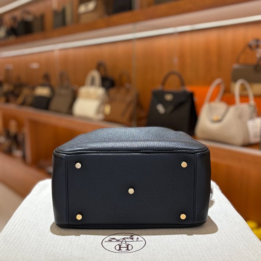 已售出【現貨|快速出貨】Hermès 愛馬仕 Lindy 26|黑色金釦|U刻 2022 年|Taurillon Clemence 小牛皮-6