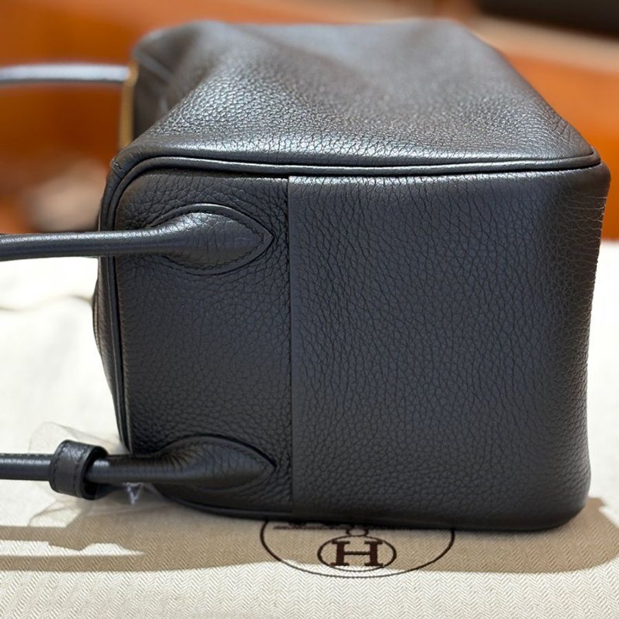 已售出【現貨|快速出貨】Hermès 愛馬仕 Lindy 26|黑色金釦|U刻 2022 年|Taurillon Clemence 小牛皮-19