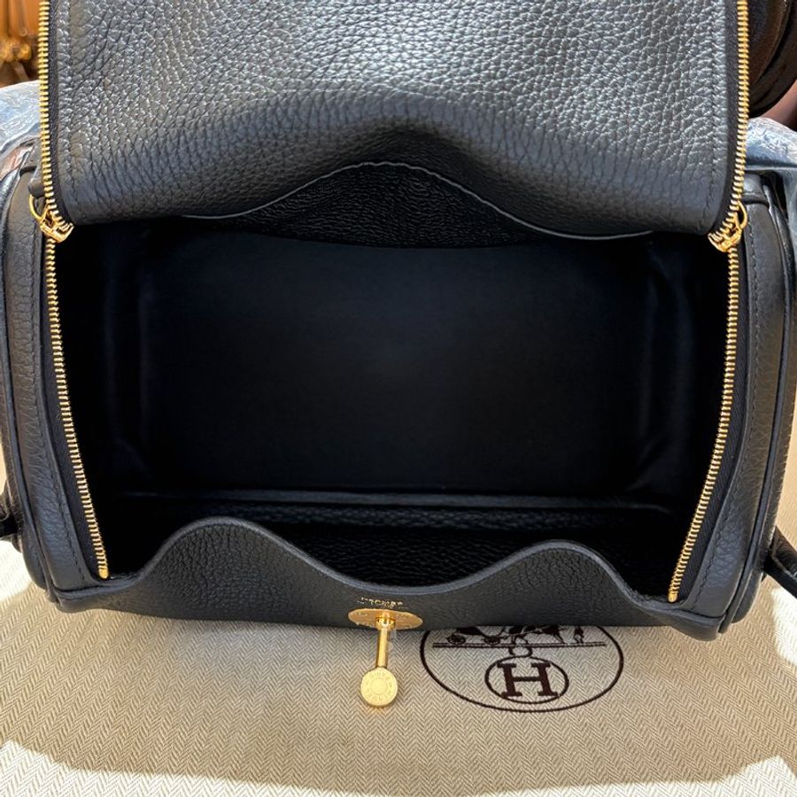已售出【現貨|快速出貨】Hermès 愛馬仕 Lindy 26|黑色金釦|U刻 2022 年|Taurillon Clemence 小牛皮-20