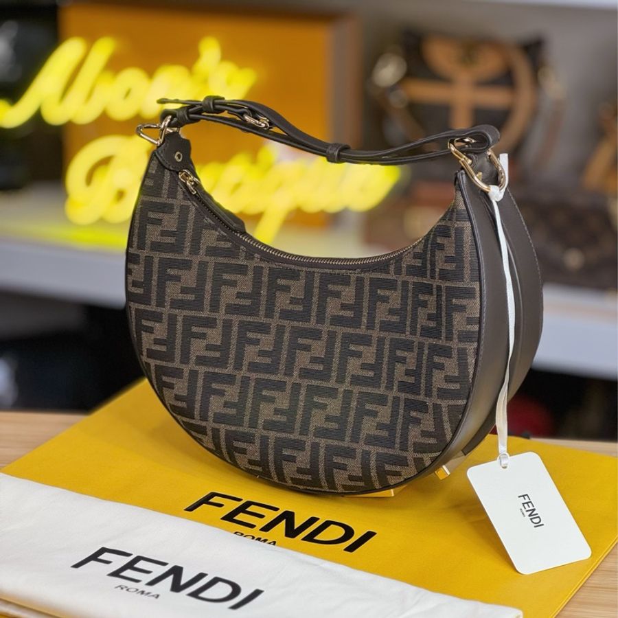 全新熱騰騰🔍FENDI fendigraphy 經典花色彎月包🤎專櫃現售款-0