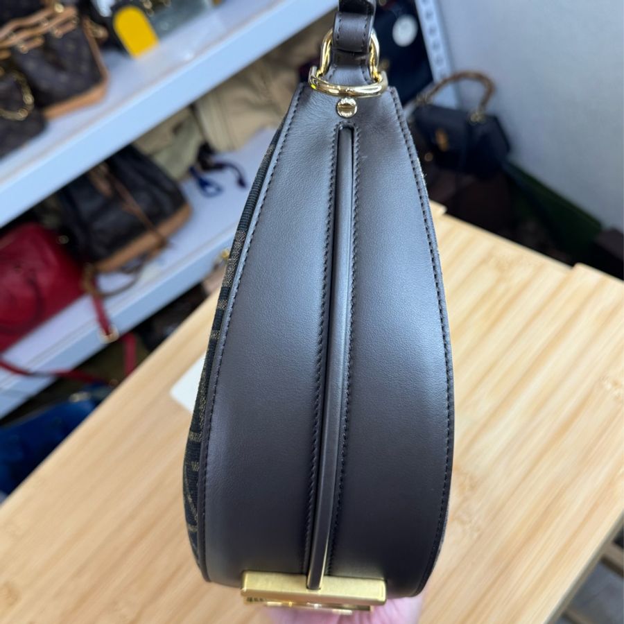 全新熱騰騰🔍FENDI fendigraphy 經典花色彎月包🤎專櫃現售款-9