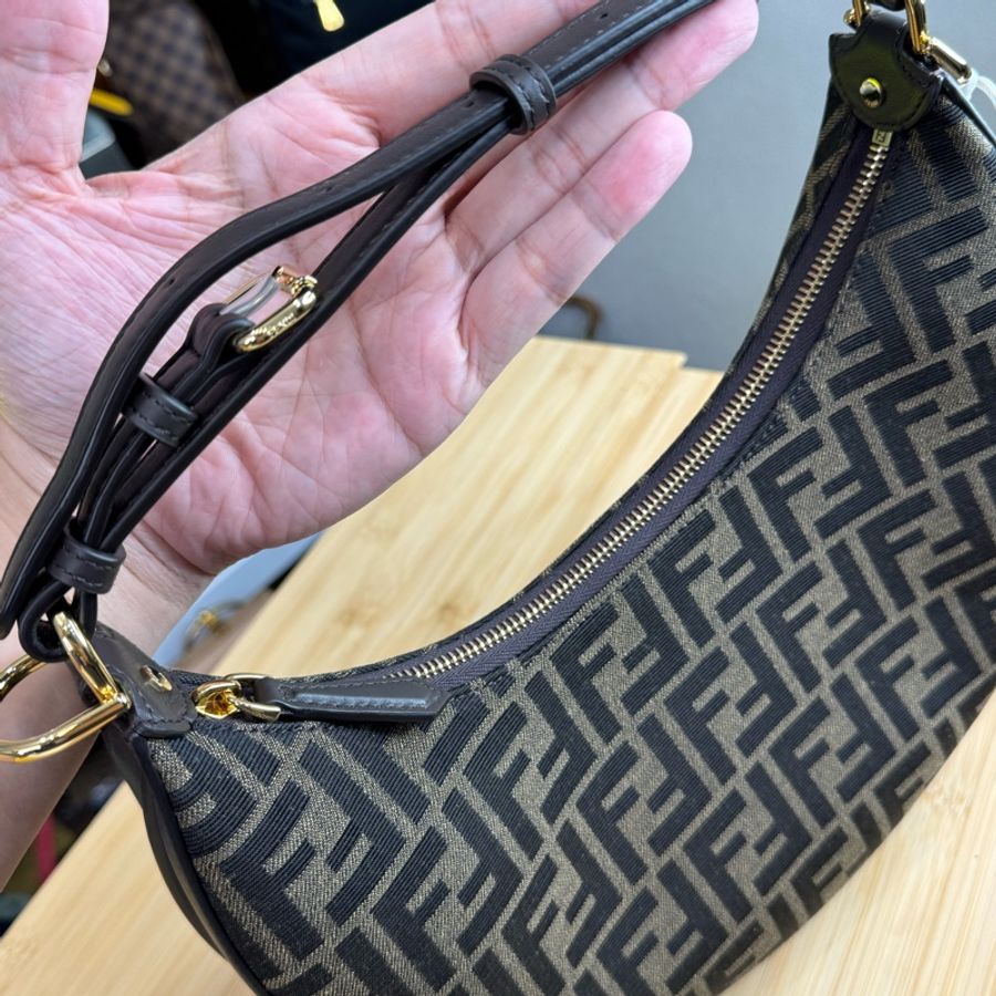 全新熱騰騰🔍FENDI fendigraphy 經典花色彎月包🤎專櫃現售款-11