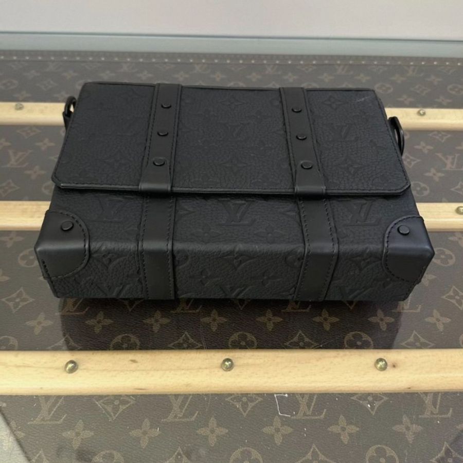 LV so black老花壓紋trunk肩背斜背郵差包 芯片款 24*17*6 99新配件塵袋-1