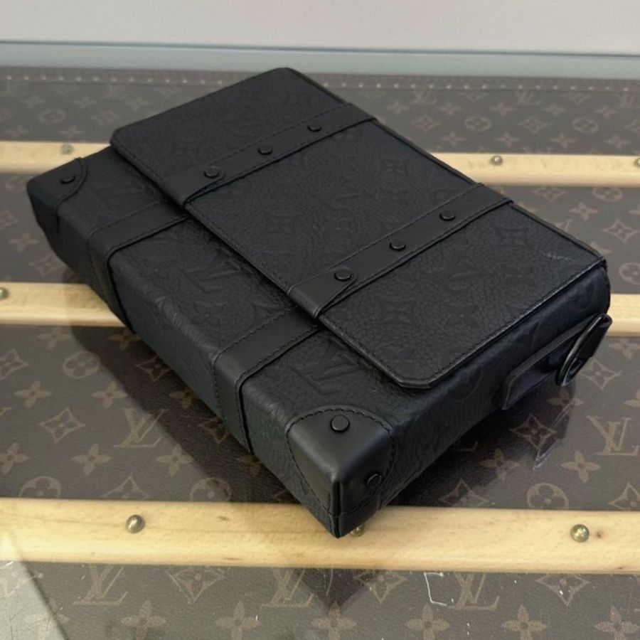 LV so black老花壓紋trunk肩背斜背郵差包 芯片款 24*17*6 99新配件塵袋-3