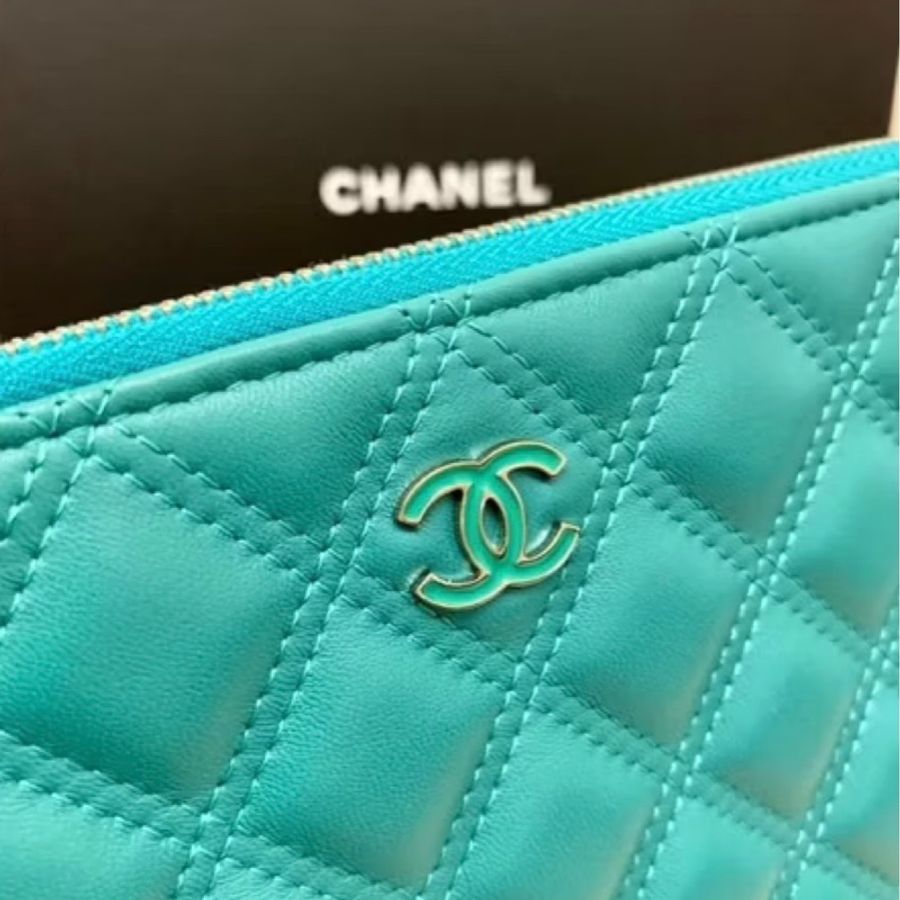 CHANEL 香奈兒羊皮一字拉鍊手拿包~琺瑯CC-7