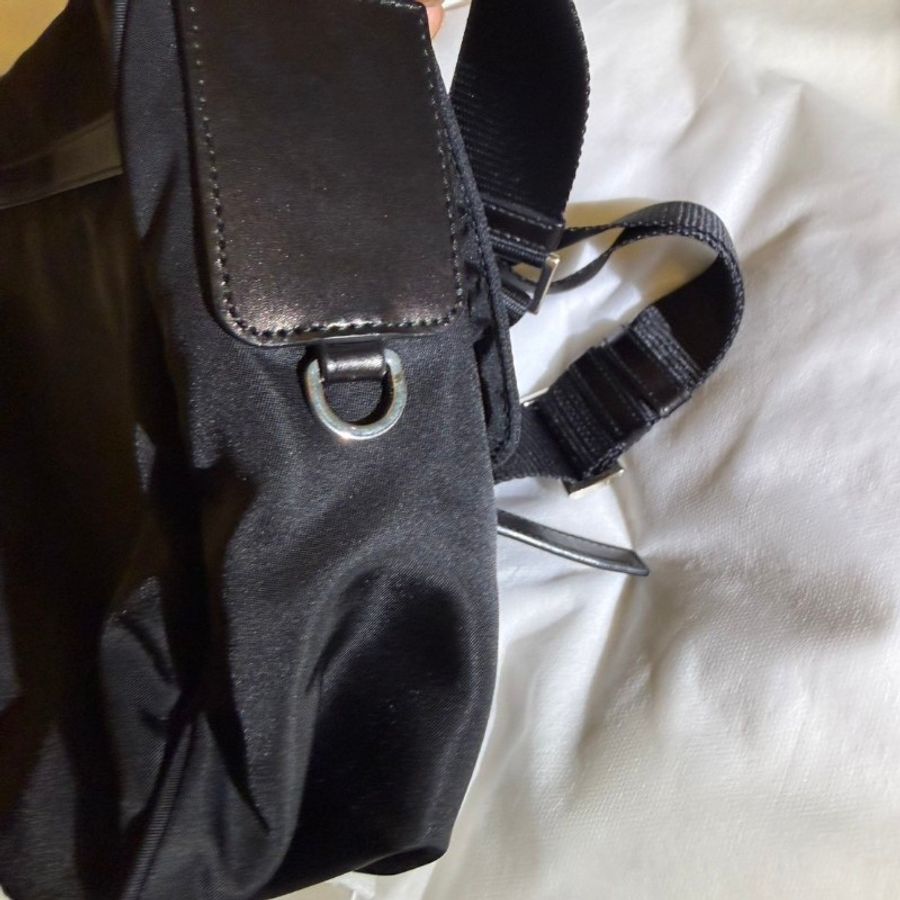 Prada 黑色尼龍側背包,近全新閒置品-7