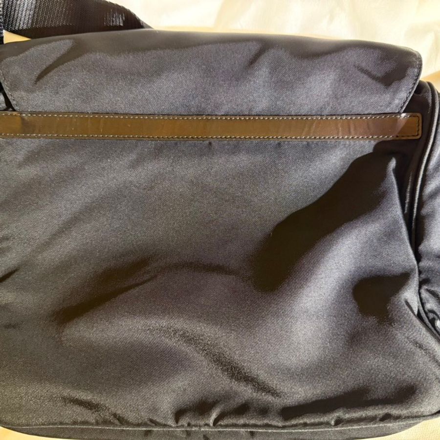 Prada 黑色尼龍側背包,近全新閒置品-9