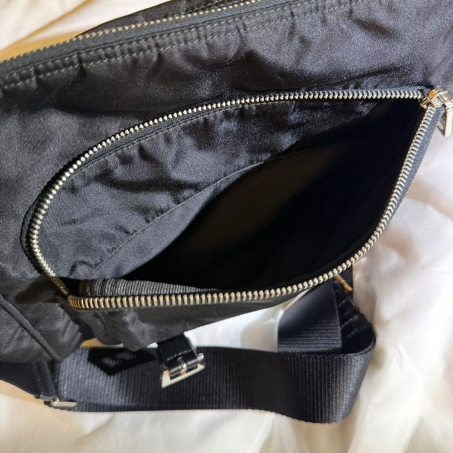 Prada 黑色尼龍側背包,近全新閒置品-10