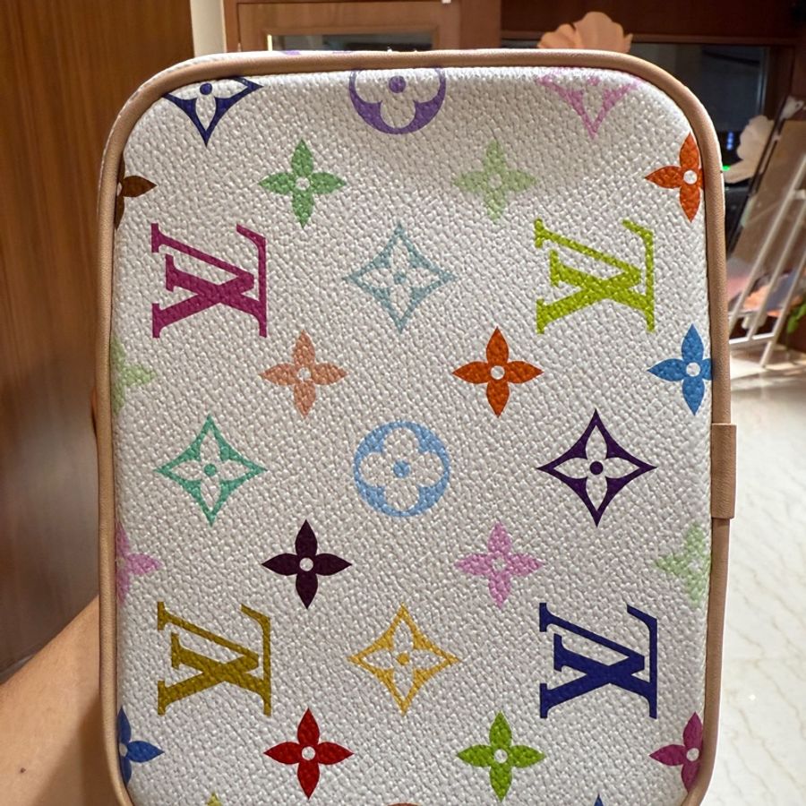【村上隆聯名|超稀有】Louis Vuitton x TM 白三彩水桶包 All In BB|彩色老花|鎖頭蝴蝶結設計|二手極新|限量絕版-1