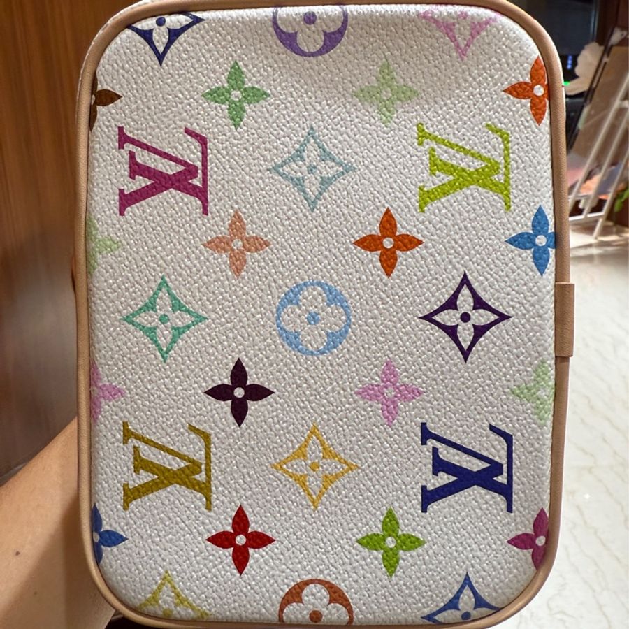 【村上隆聯名|超稀有】Louis Vuitton x TM 白三彩水桶包 All In BB|彩色老花|鎖頭蝴蝶結設計|二手極新|限量絕版-7