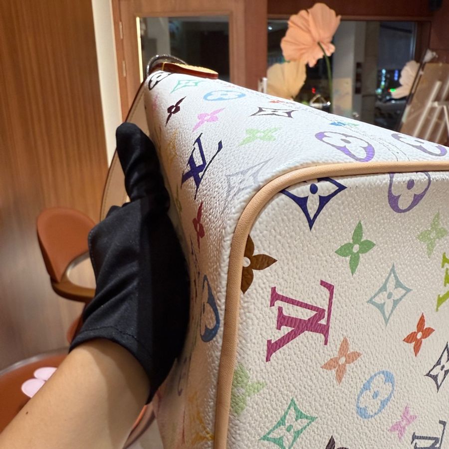 【村上隆聯名|超稀有】Louis Vuitton x TM 白三彩水桶包 All In BB|彩色老花|鎖頭蝴蝶結設計|二手極新|限量絕版-10