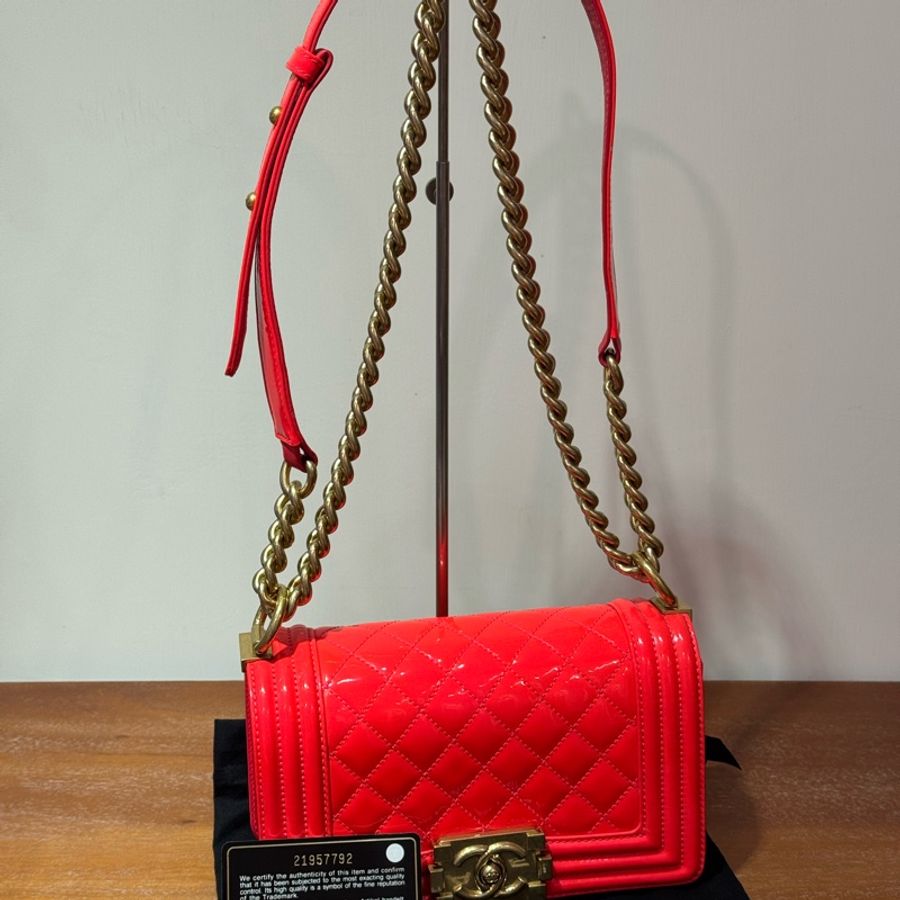 Chanel Boy 20cm 橙紅色 漆皮配金鏈斜孭袋-0